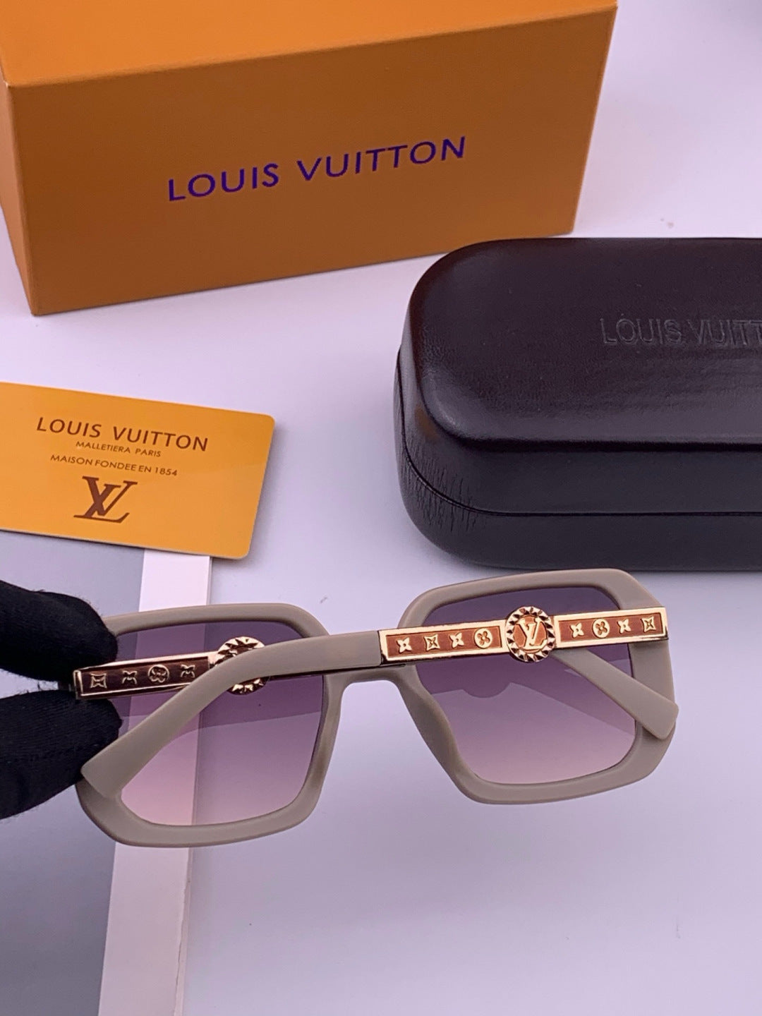 Louis Vuitton L37007 Oversized Brown Lens Sunglasses for Men & Women - 486252 - detail image 6