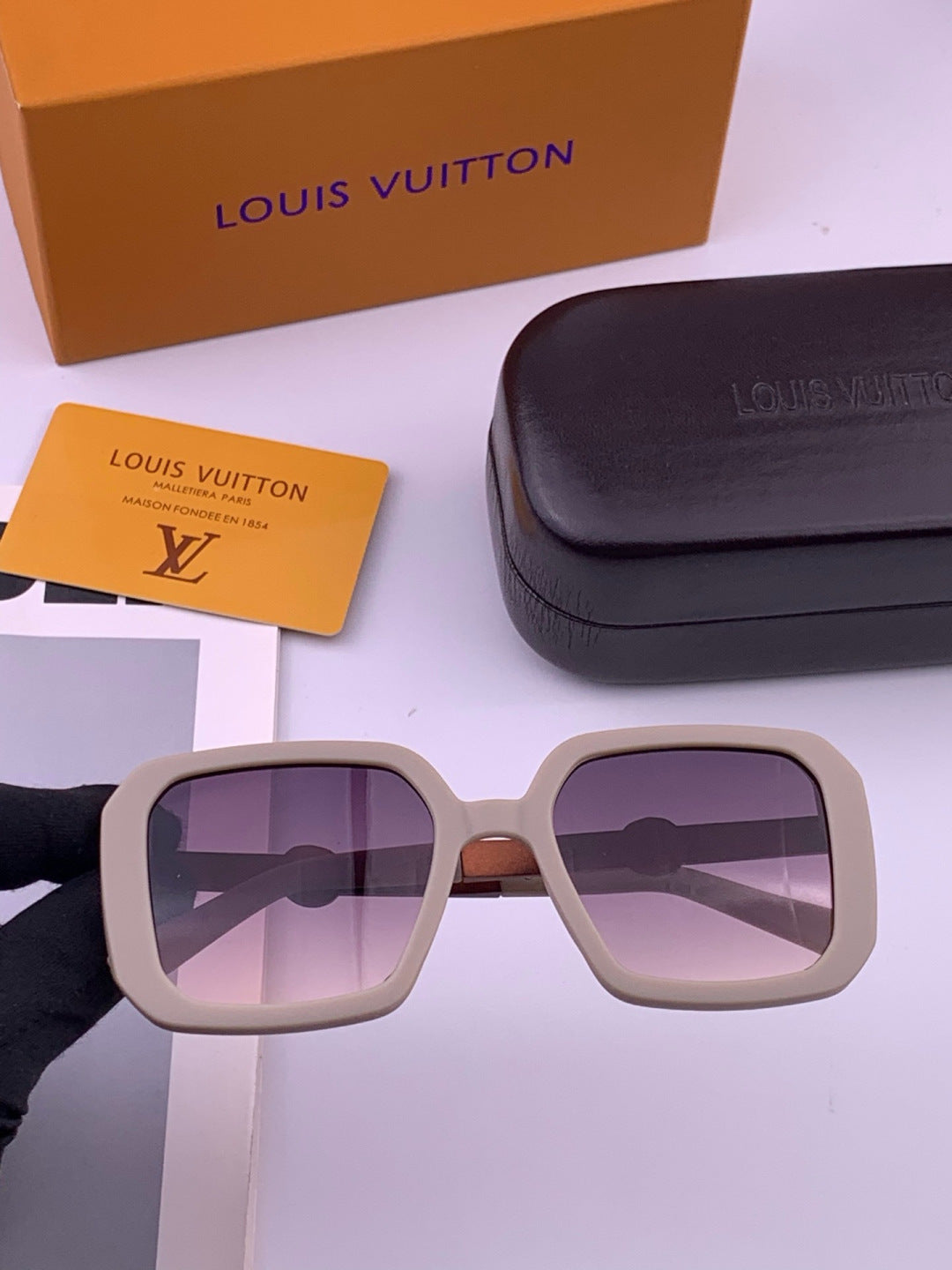 Louis Vuitton L37007 Oversized Brown Lens Sunglasses for Men & Women - 486252