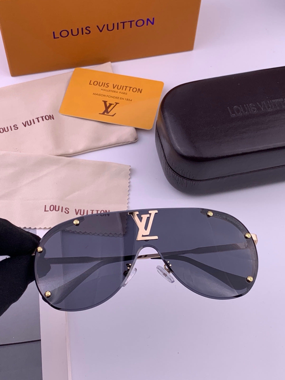 Louis Vuitton L81756 Aviator Black Lens Sunglasses for Men & Women - detail image 3
