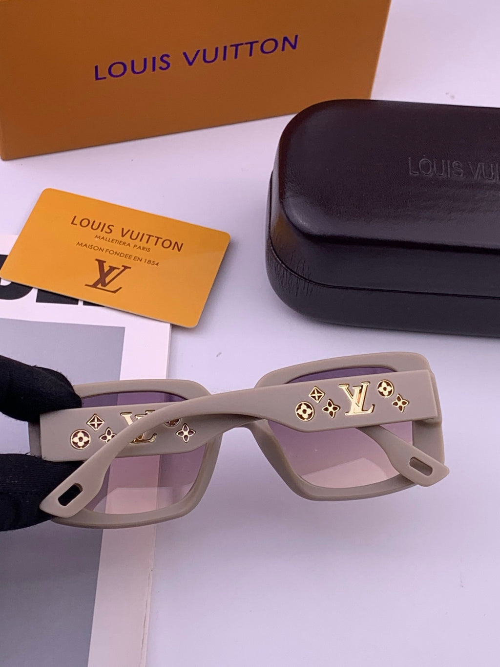 Louis Vuitton L17006 Oversized Brown Lens Sunglasses for Men & Women - detail image 5
