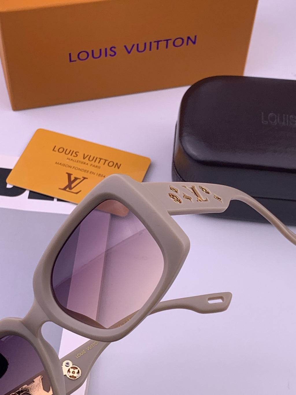 Louis Vuitton L17006 Oversized Brown Lens Sunglasses for Men & Women - detail image 3
