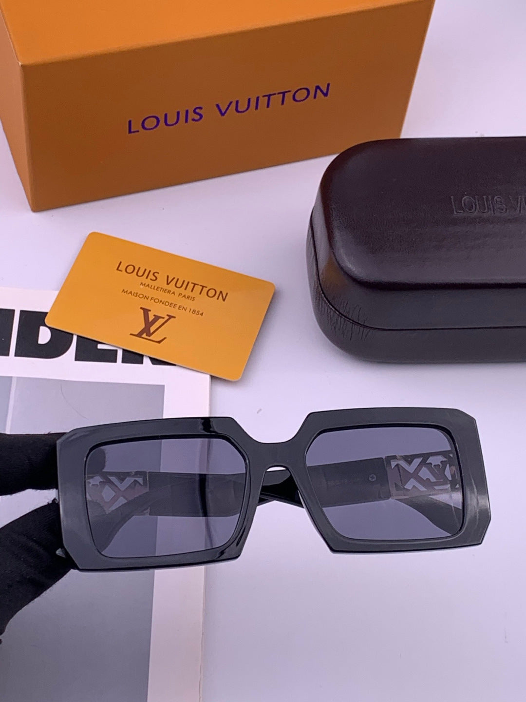 Louis Vuitton L77001 Square Brown Lens Sunglasses for Men & Women - 486116