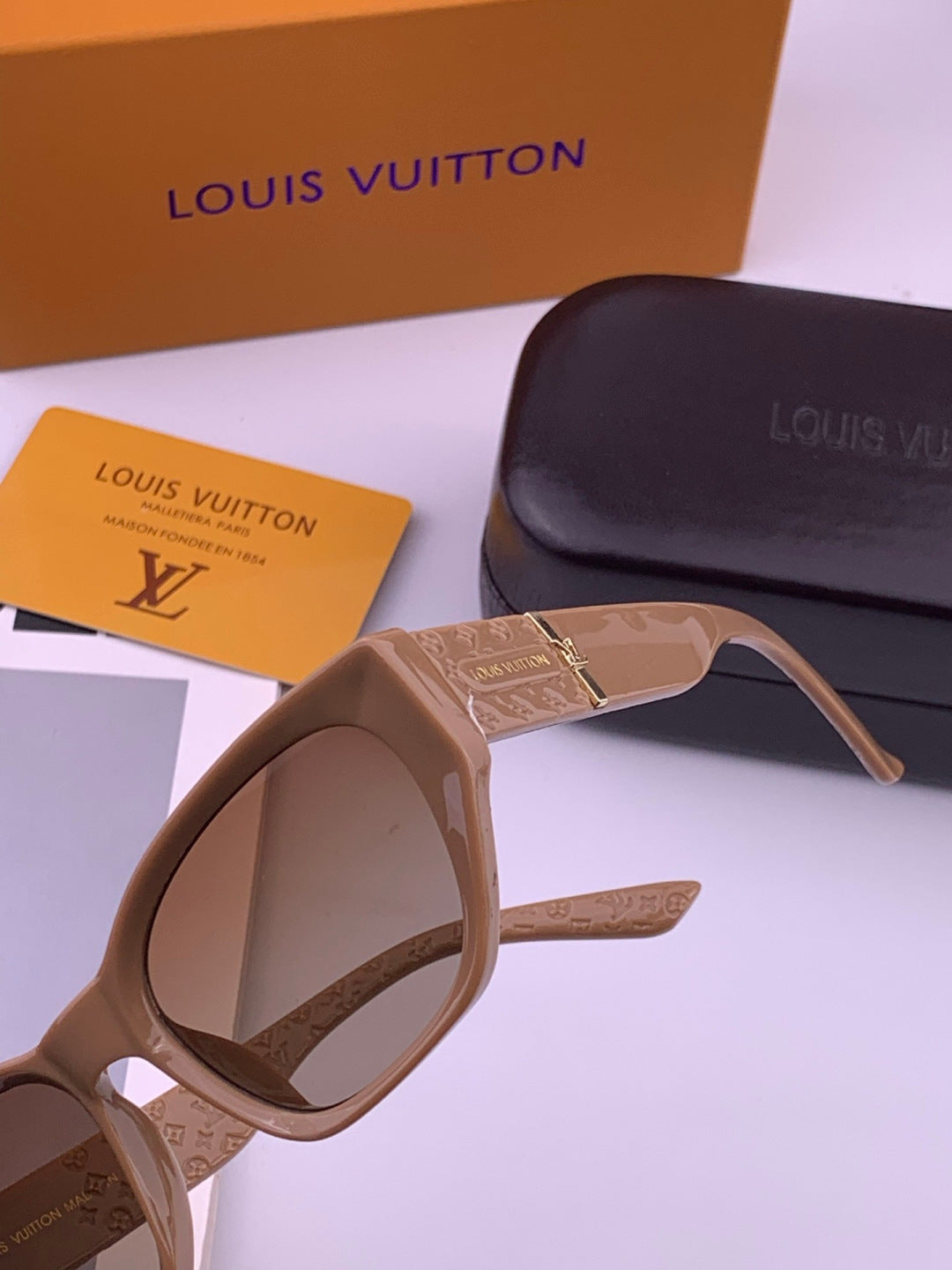 Louis Vuitton L17000 Square Gold Lens Sunglasses for Men & Women - detail image 4