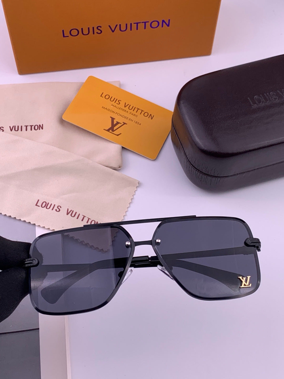 Louis Vuitton L91747 Aviator Gold Lens Sunglasses for Men & Women - 486098 - detail image 5