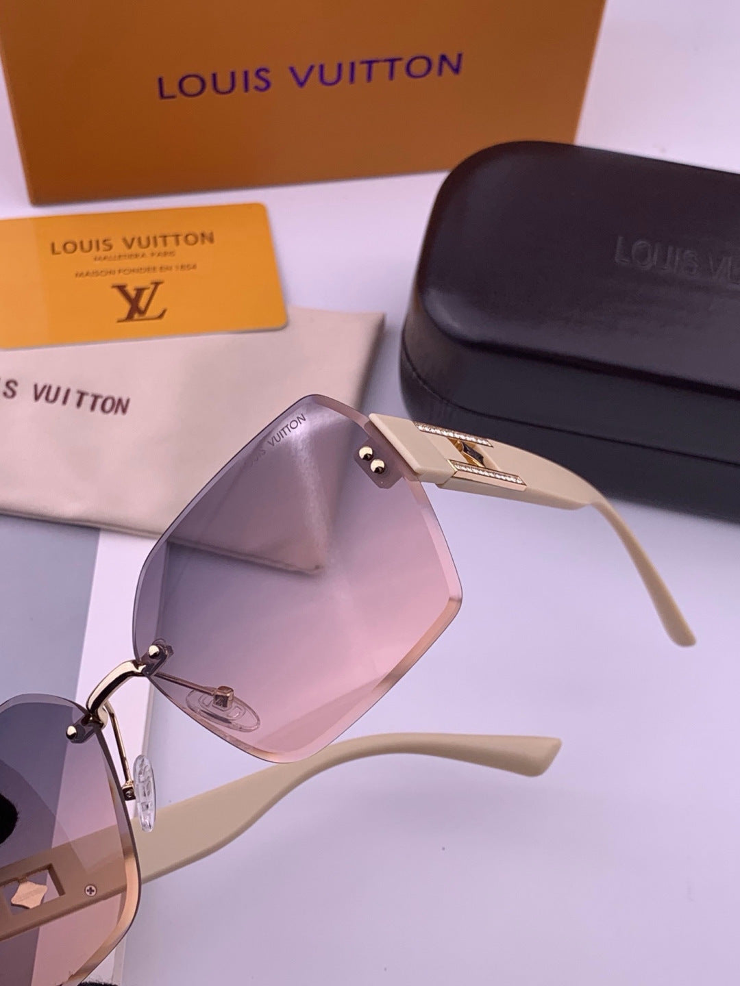 Louis Vuitton L9261 Square Gold Lens Sunglasses for Men & Women - detail image 3