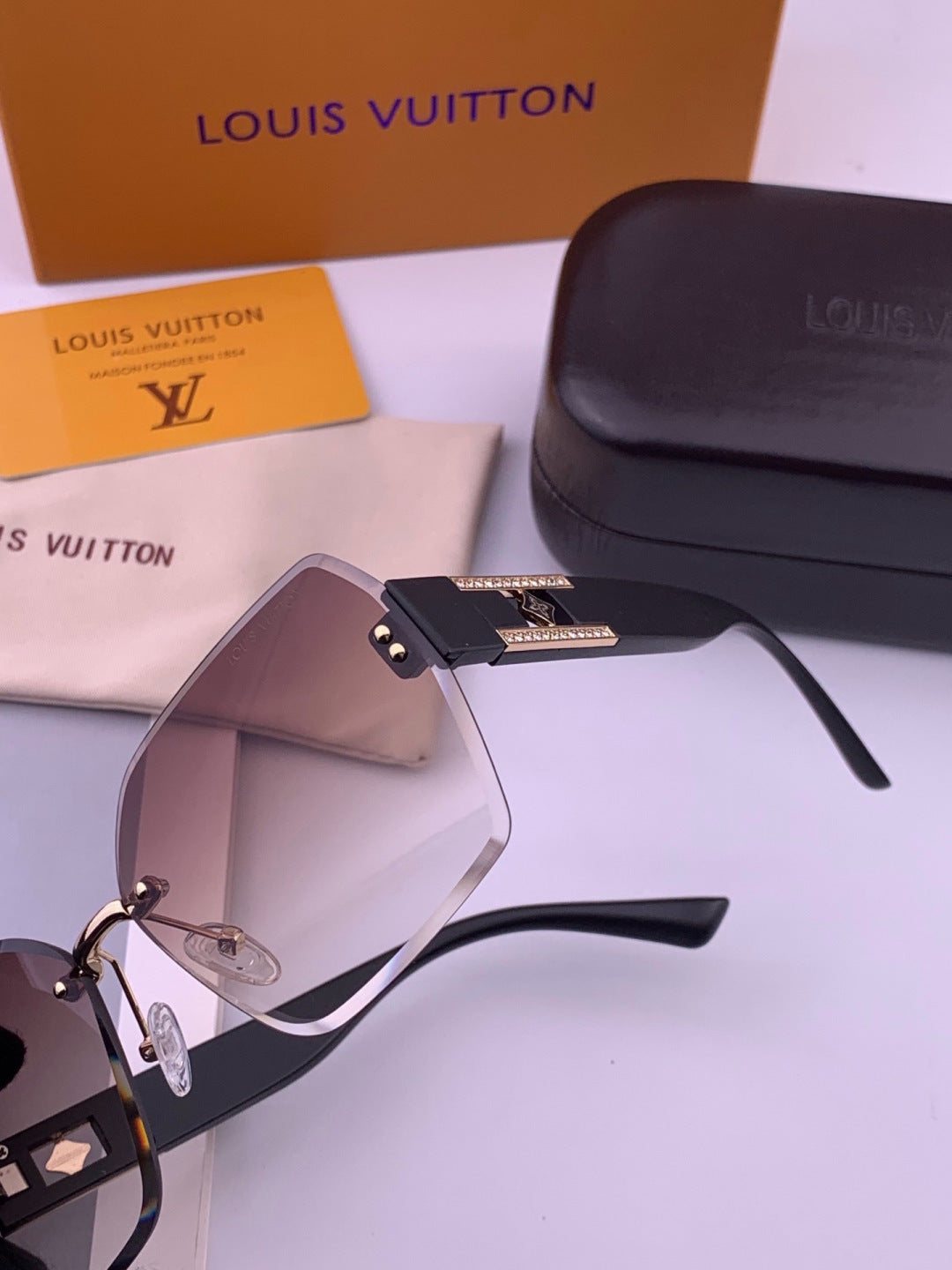 Louis Vuitton L9261 Square Black Lens Sunglasses for Men & Women - detail image 3