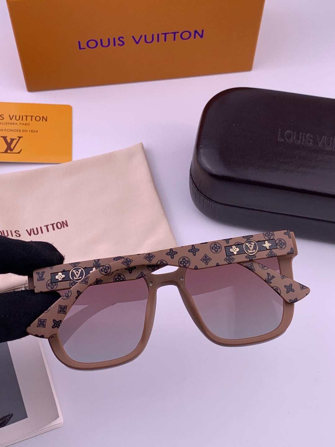 Louis Vuitton L1132 Square Gold Lens Sunglasses for Women - detail image 2
