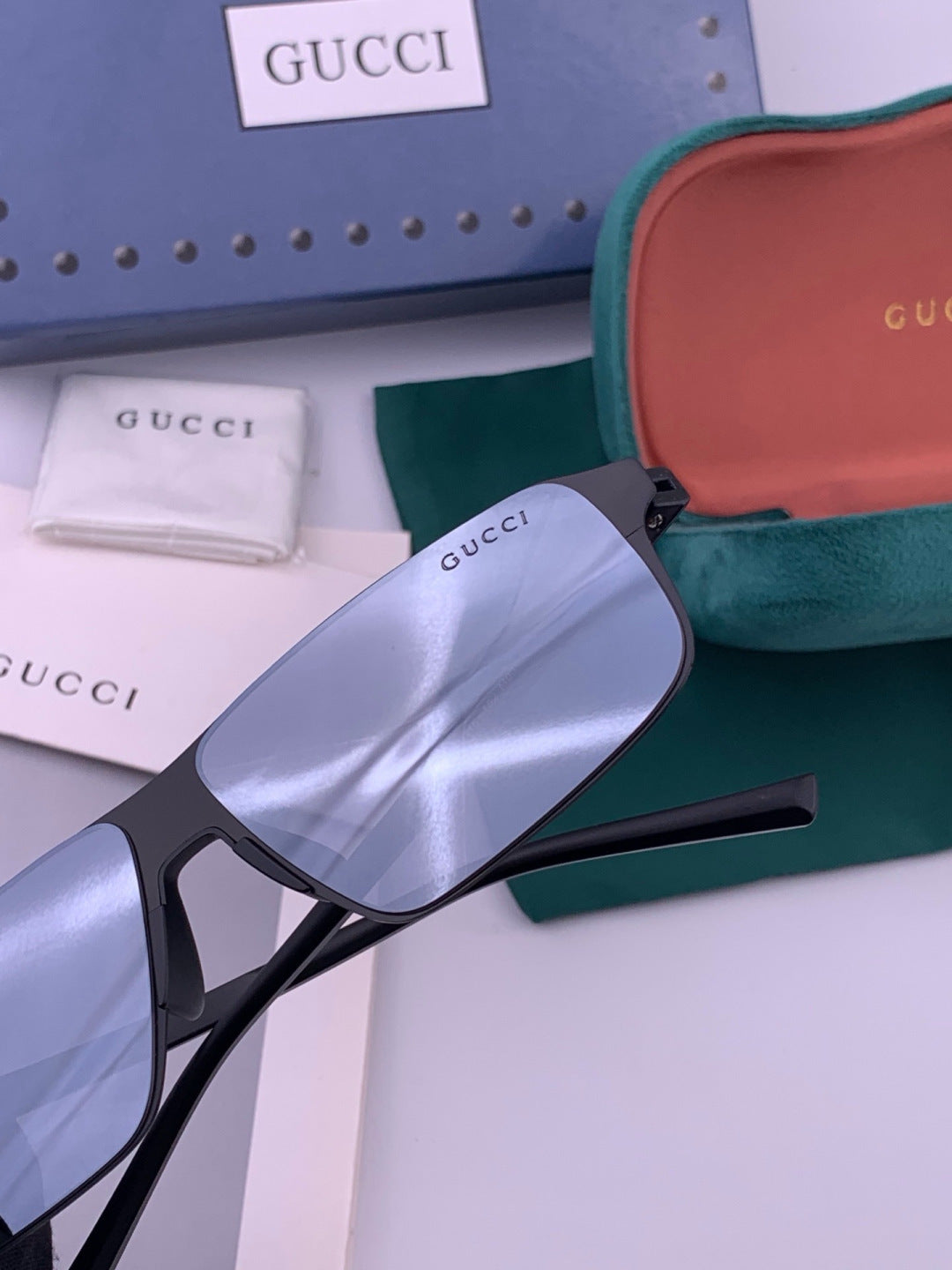Gucci G2225 Polarized Aviator Gold Lens Sunglasses for Men - detail image 4