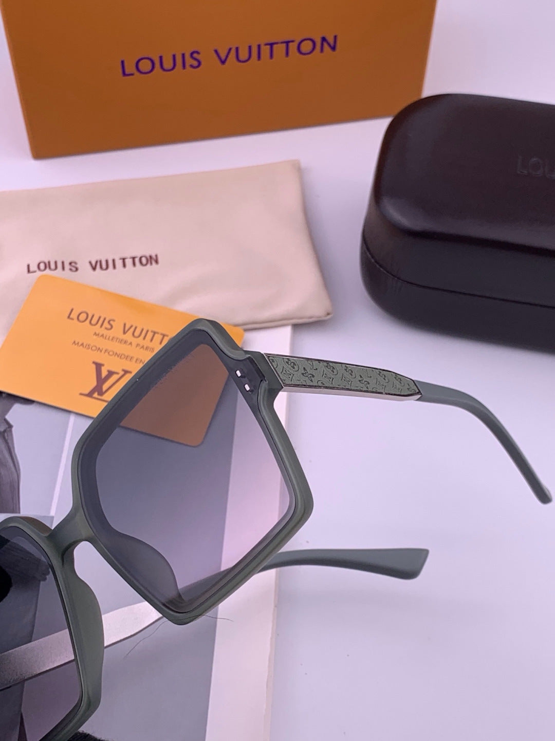 Louis Vuitton L1577 Polarized Square Gray Lens Sunglasses for Men & Women - detail image 3