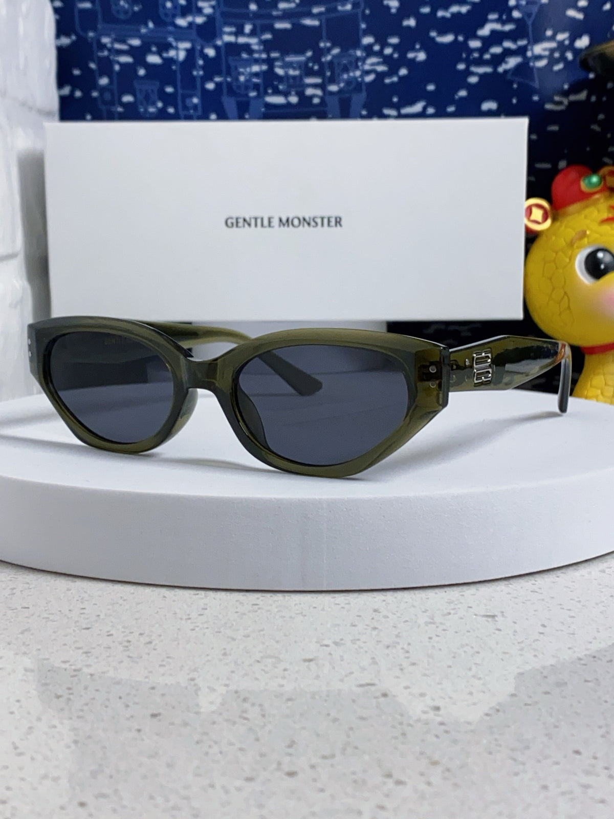 Gentle Monster ROCOCO Cat-Eye Blue Lens Sunglasses for Men & Women - 432927