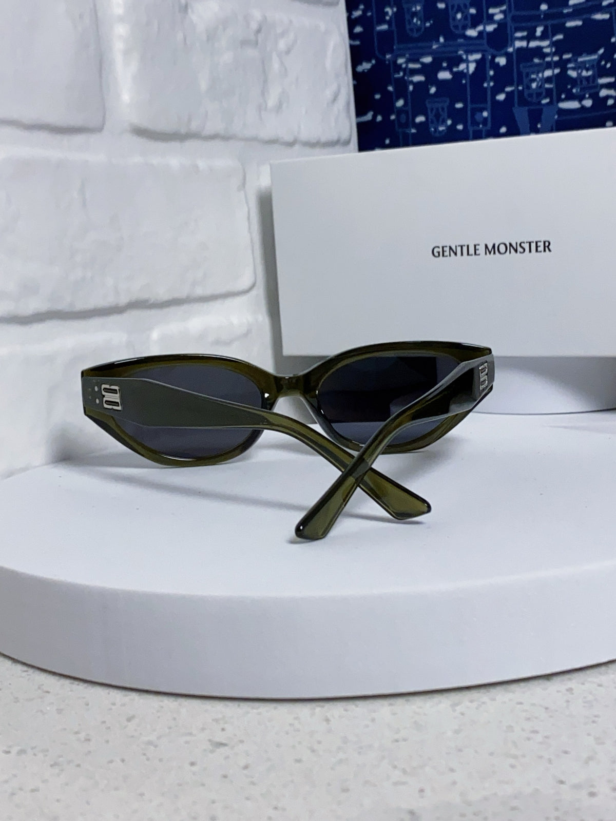 Gentle Monster ROCOCO Cat-Eye Blue Lens Sunglasses for Men & Women - detail image 3