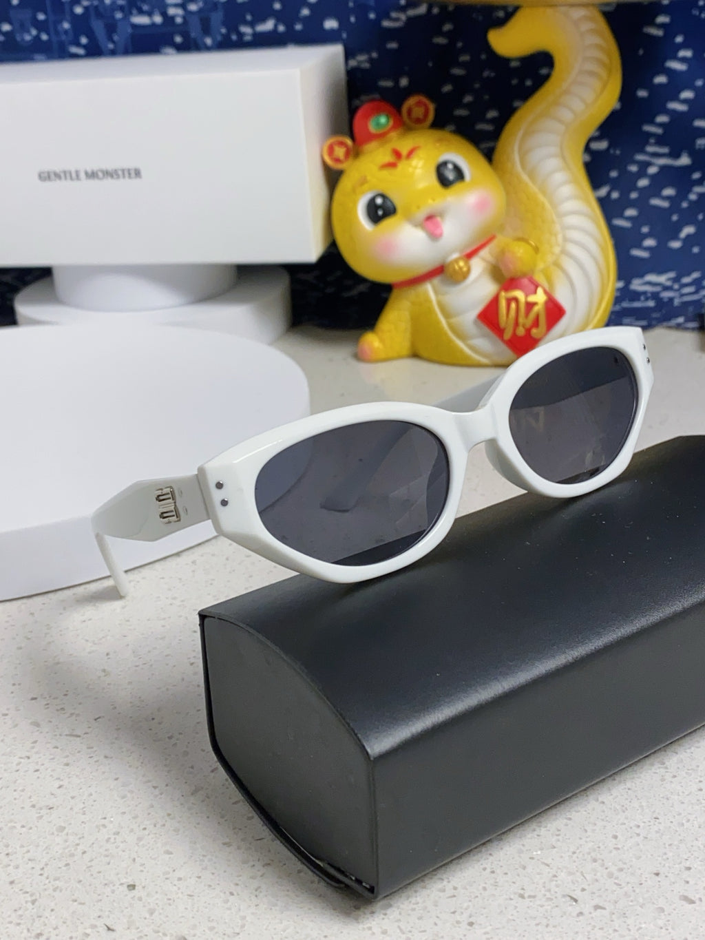 Gentle Monster ROCOCO Cat-Eye Gray Lens Sunglasses for Men & Women - 432930 - detail image 10
