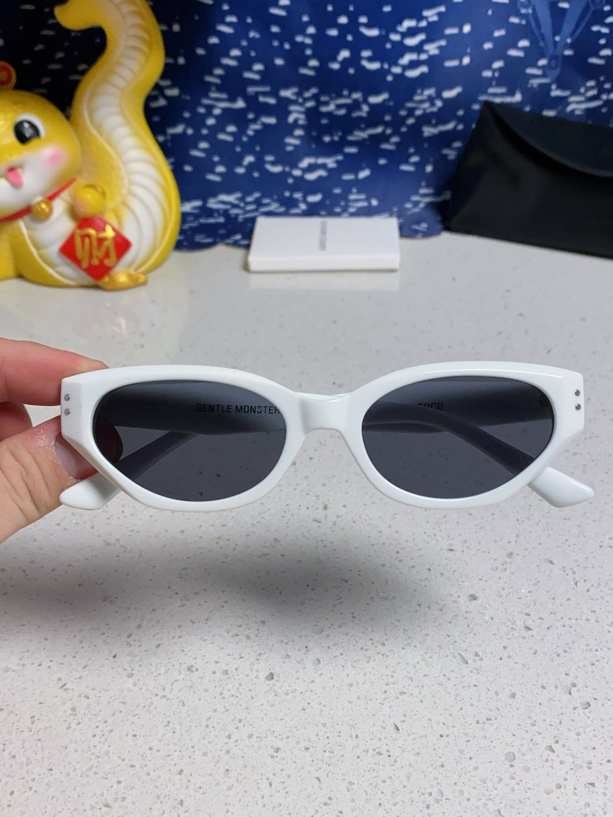 Gentle Monster ROCOCO Cat-Eye Gray Lens Sunglasses for Men & Women - detail image 4