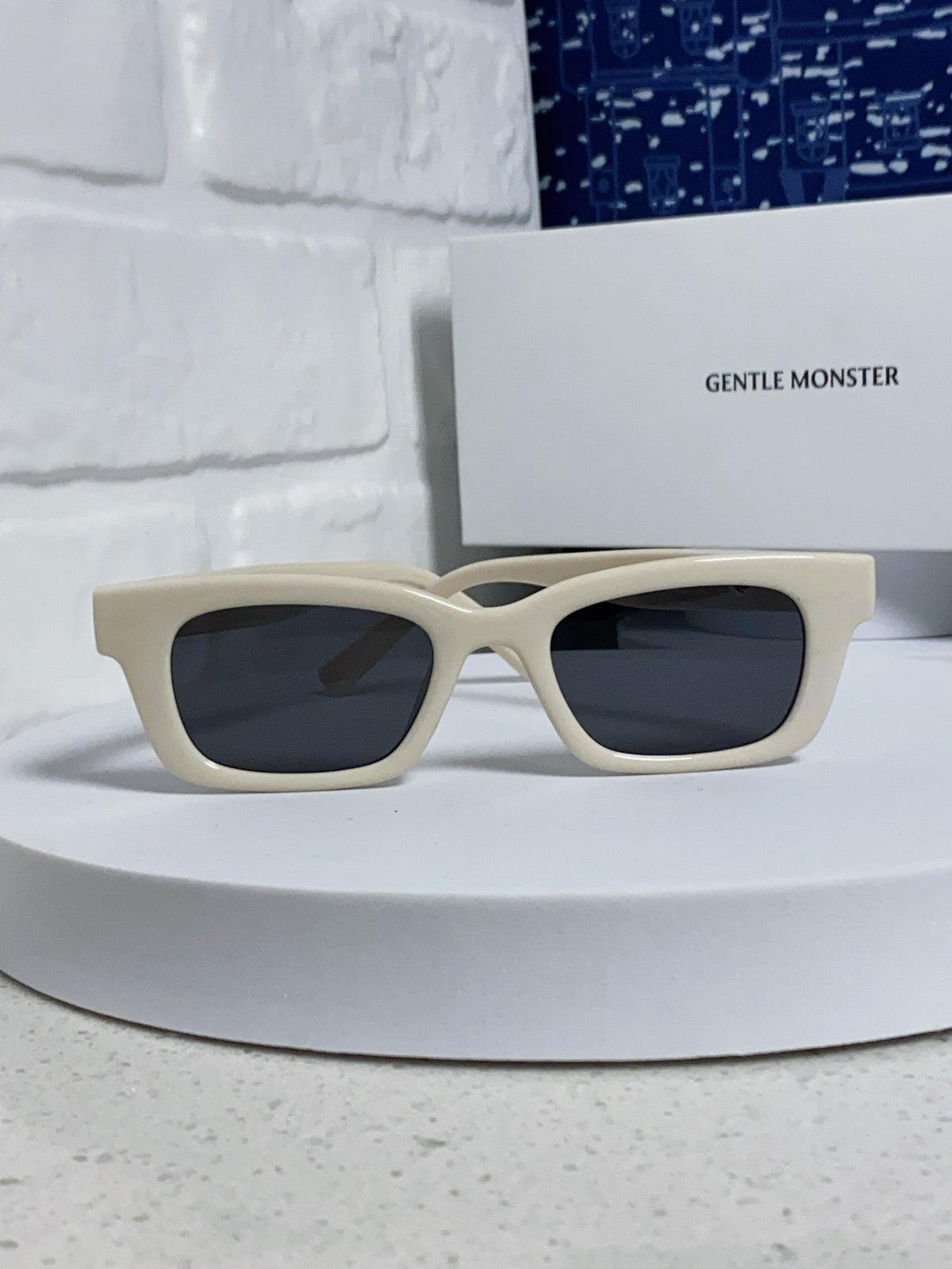 Gentle Monster JENNIE1996 Cat-Eye Gray Lens Sunglasses for Women - detail image 2