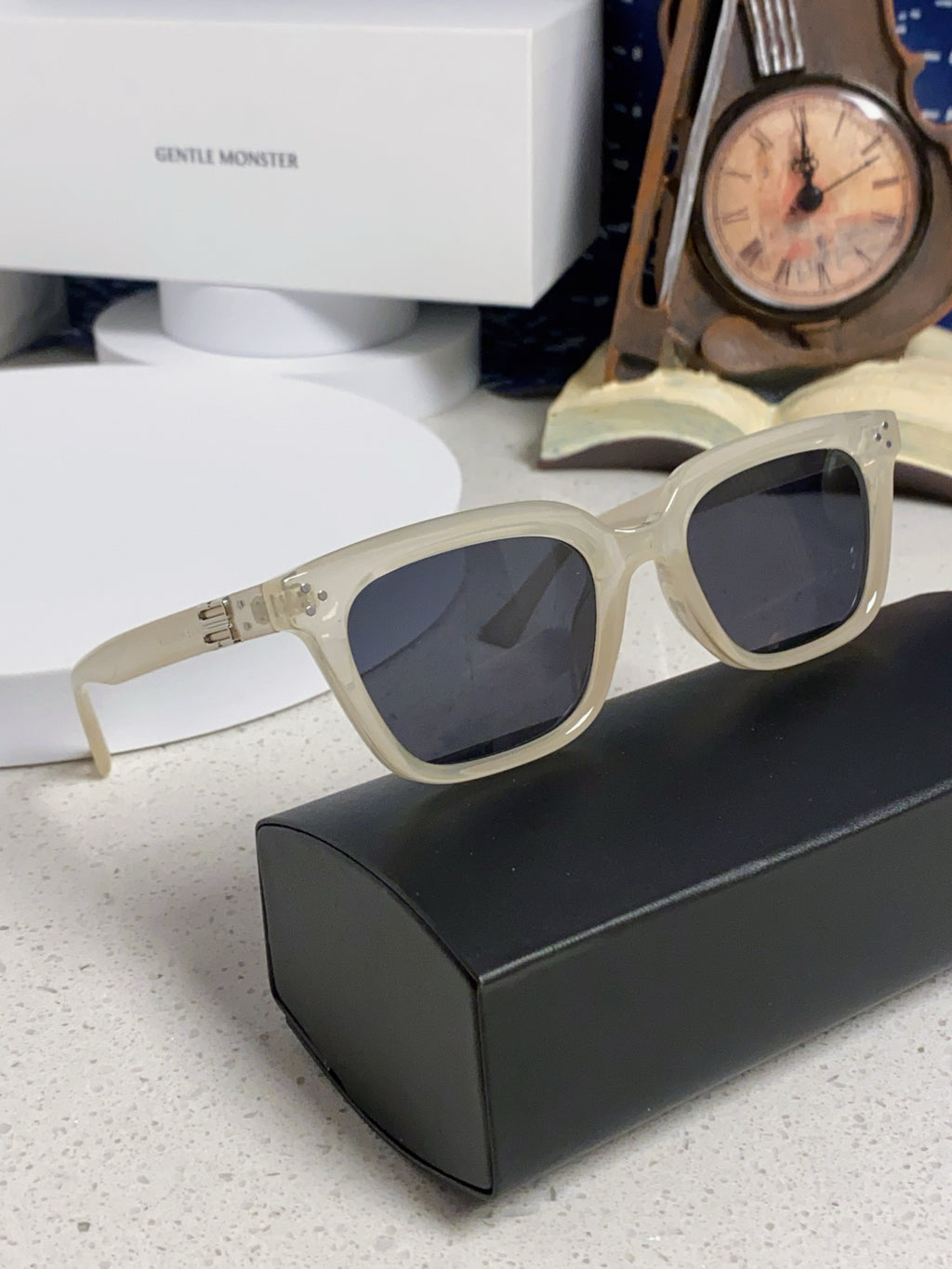 Gentle Monster MUSEE Fashion Gray Lens Sunglasses for Men & Women - detail image 11
