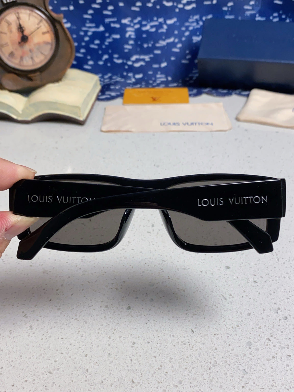 Louis Vuitton Fashion Black Lens Sunglasses for Men & Women - 464661 - detail image 5