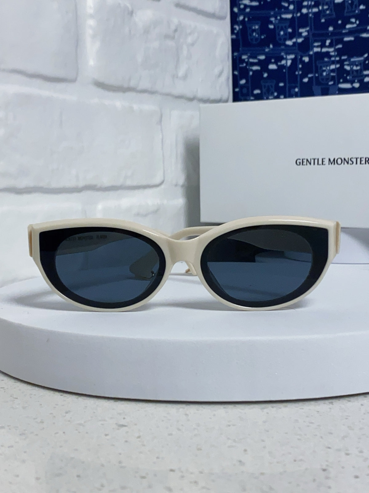 Gentle Monster GW003 Cat-Eye Blue Lens Sunglasses for Men & Women - detail image 2