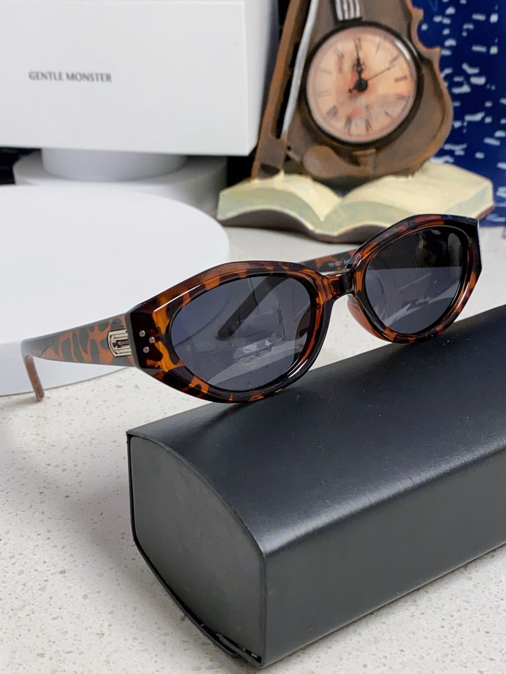 Gentle Monster DADA Cat-Eye Black Lens Sunglasses for Men & Women - 488036 - detail image 10