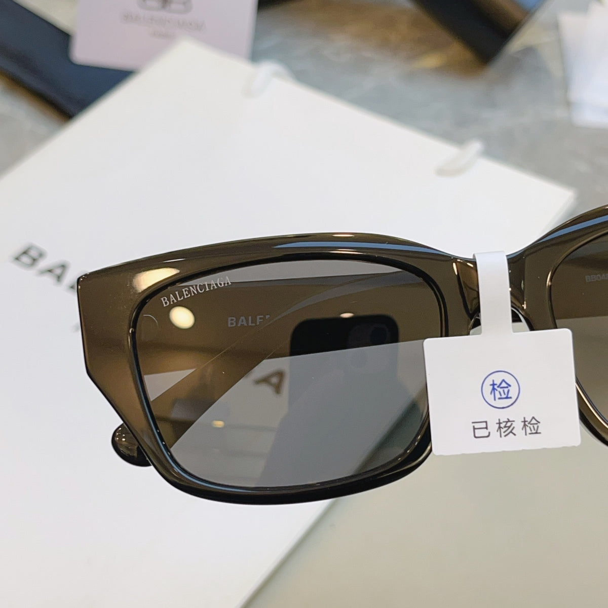 Balenciaga BB0480SK Fashion Black Lens Sunglasses for Men & Women - 487511 - detail image 4